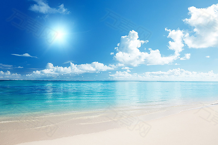 蓝天大海沙滩背景
