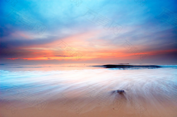 绚丽夕阳海边
