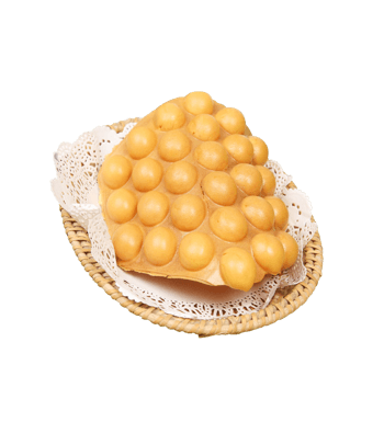 草编杯垫上的鸡蛋仔