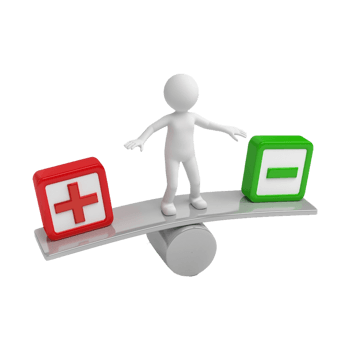 站在天平上的卡通小人