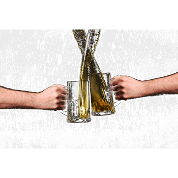 端着酒杯接啤酒场景