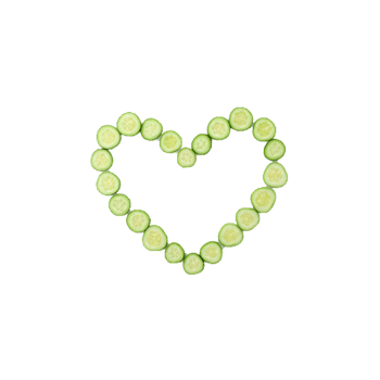 摆成心形的黄瓜片