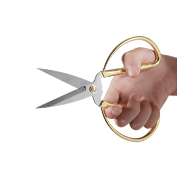 手拿剪刀