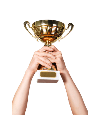 手捧金色奖杯